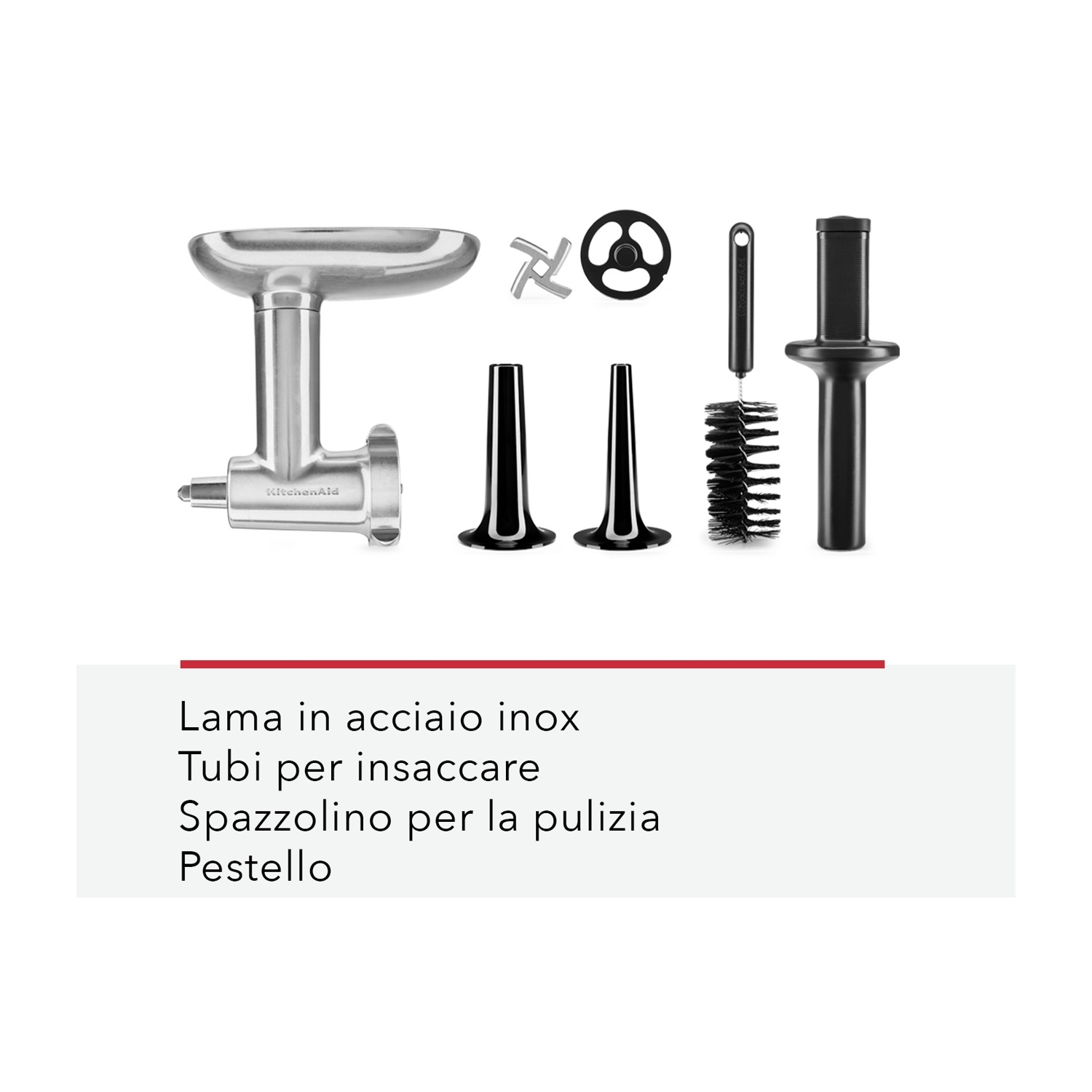 Un set di accessori per tritacarne KitchenAid. Include tritacarne, tubi per insaccati, lama, spazzola e pestello. Su sfondo bianco.