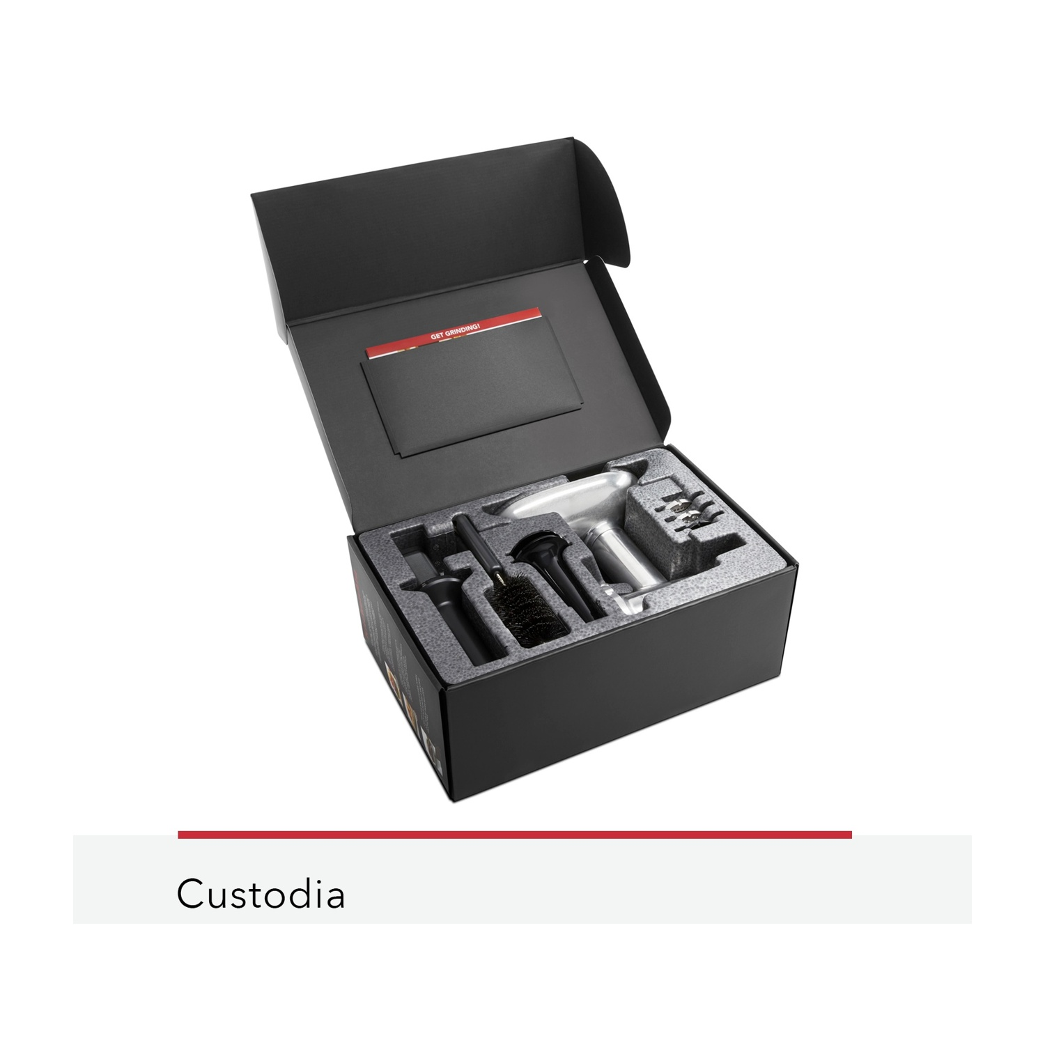 Scatola nera aperta, contenente strumenti e accessori. Gli strumenti includono smerigliatrice, spazzole e punte. C'è una carta sopra.