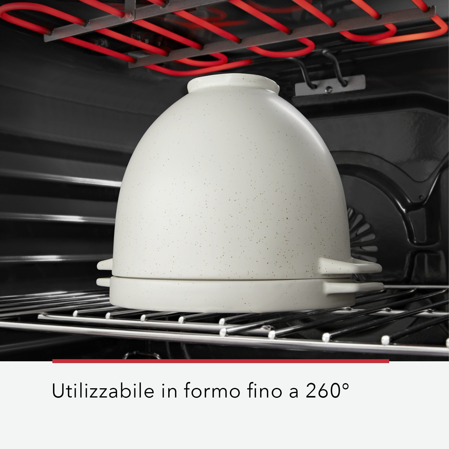 Interno forno con pentola in ceramica bianca maculata su una griglia. Elementi riscaldanti rossi visibili. Testo in basso: Utilizzabile fino a 260°.