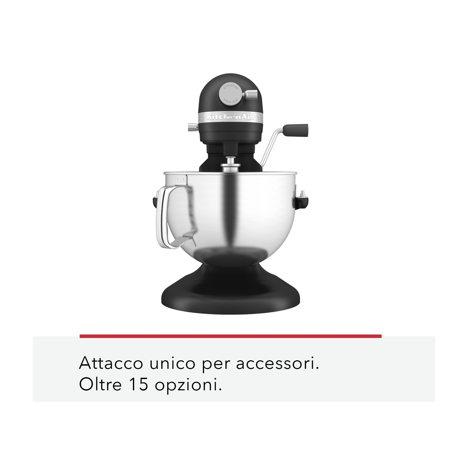 Un mixer da cucina KitchenAid nero e argento su sfondo bianco. Il mixer ha una ciotola in acciaio inossidabile.