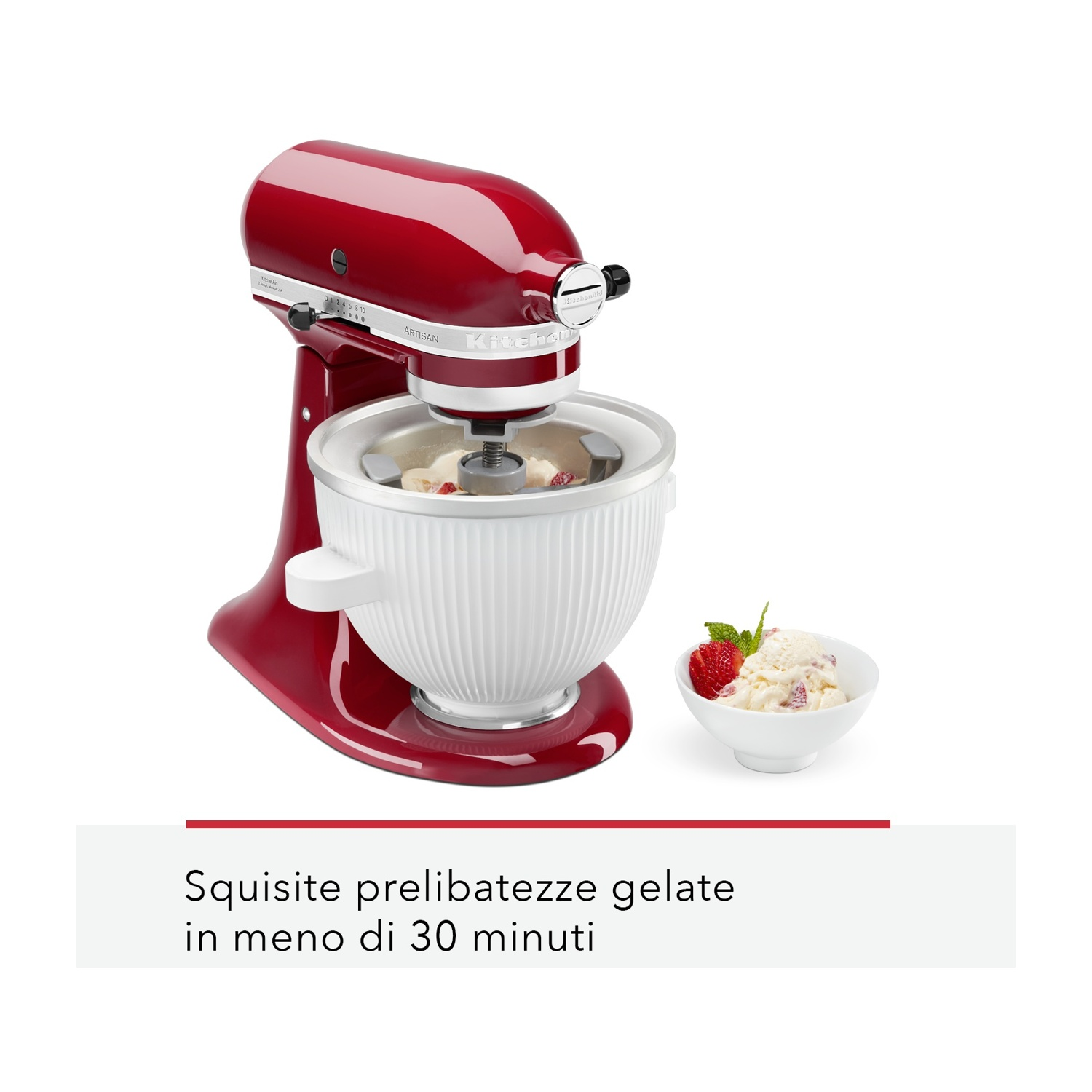 Una gelatiera Artisan KitchenAid rossa. Accanto una ciotola di gelato con fragole e menta. Il testo dice 'gelato in 30 minuti'.