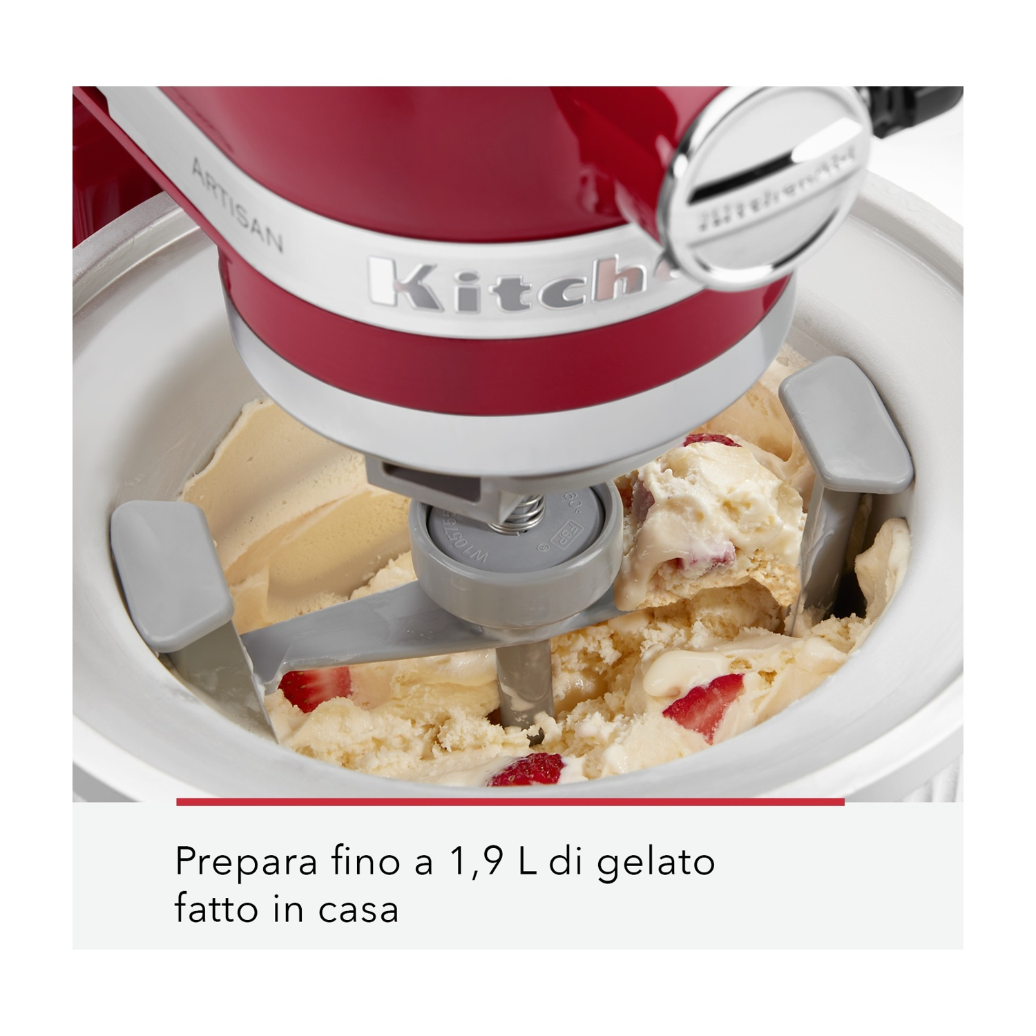 Una gelatiera KitchenAid rossa che produce gelato con fragole. La macchina sta mantecando il gelato.