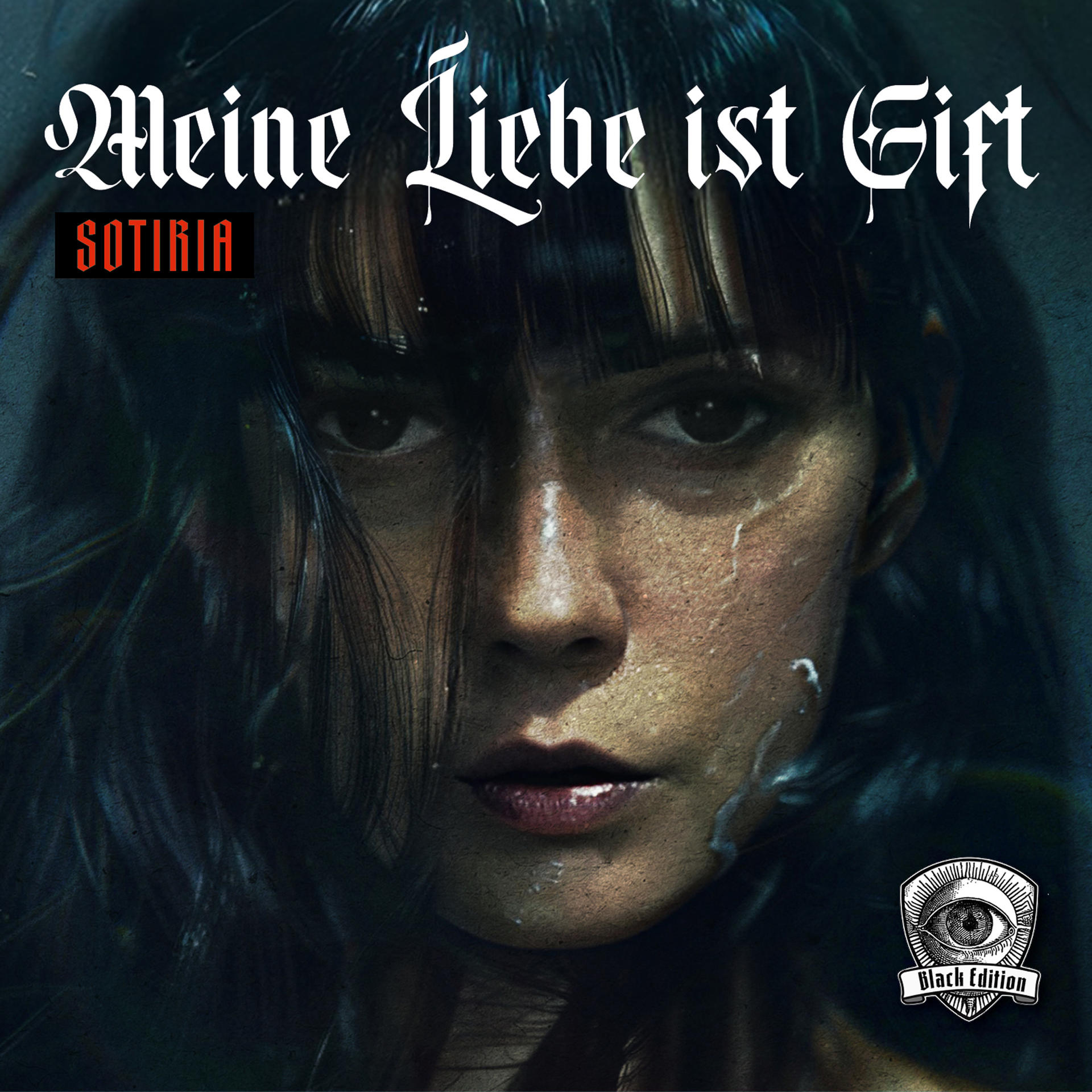Nahaufnahme einer Frau mit dunklem Haar. Der Text lautet "Meine Liebe ist Gift" und "Sotiria". Black Edition Logo in der Ecke.