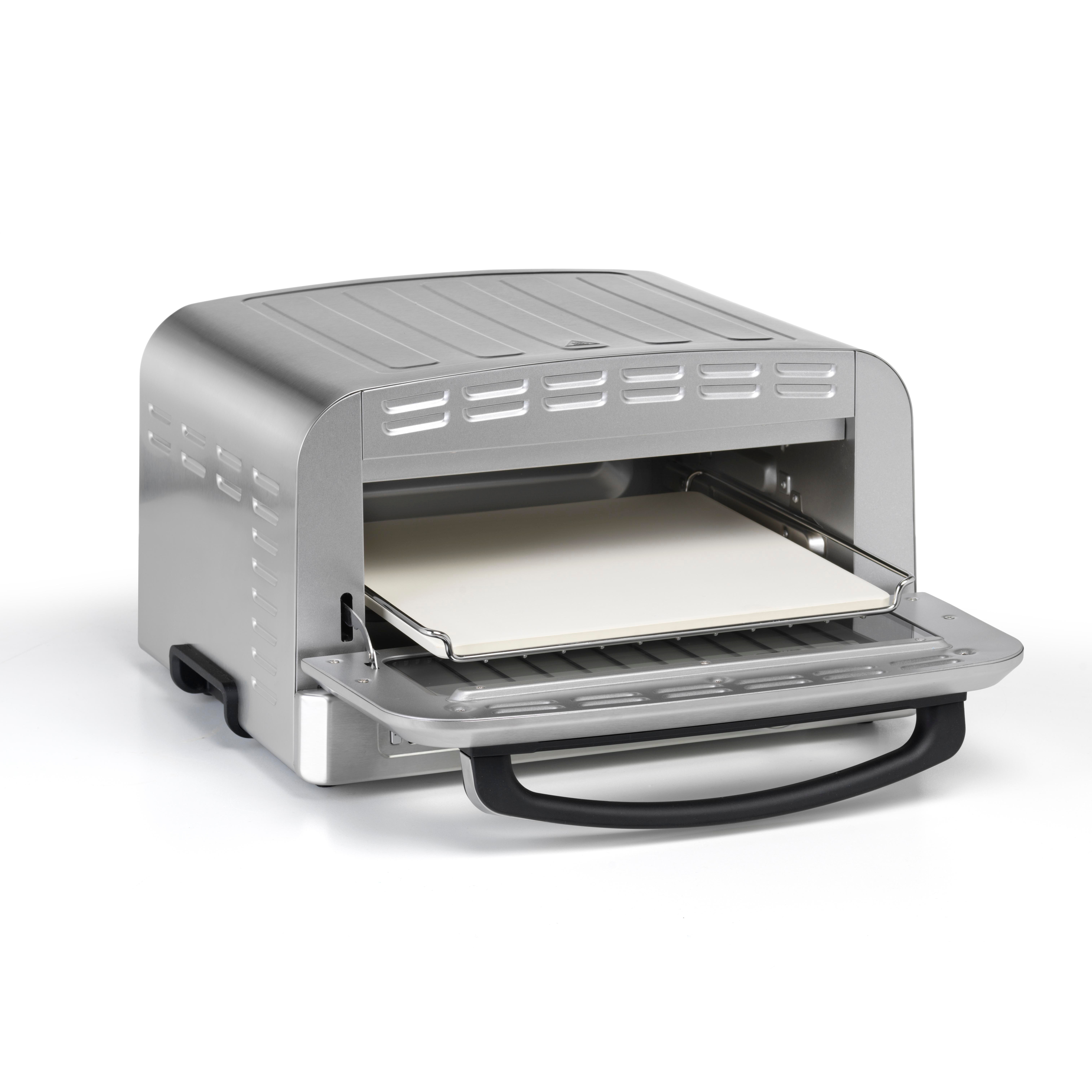 Ein silberner Toaster mit offener Tür, der einen Pizzastein zeigt. Ein schwarzer Griff ist sichtbar.