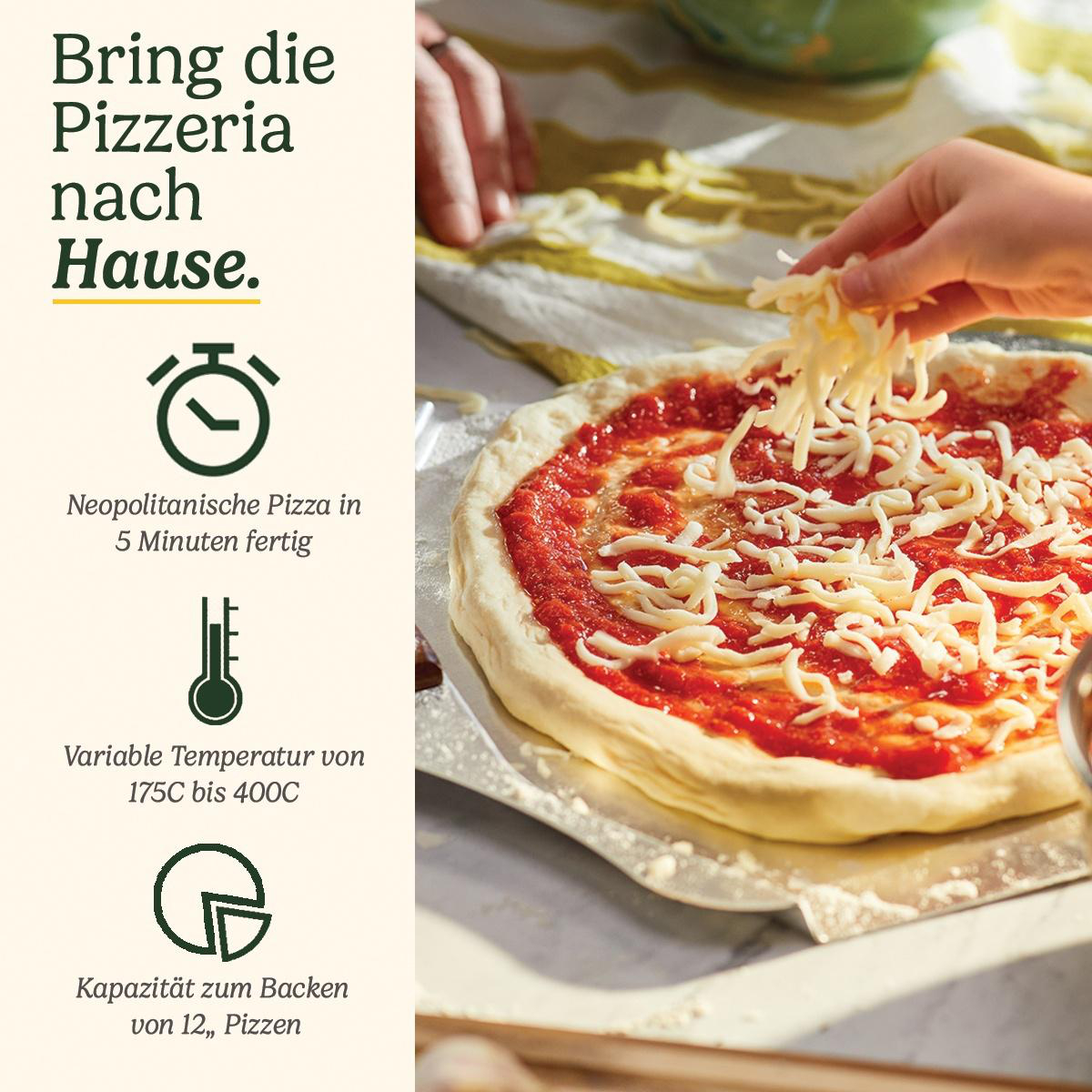 Eine Person fügt geriebenen Käse zu einer Pizza mit Tomatensauce hinzu. Die Pizza liegt auf einem Metalltablett, bereit zum Backen.