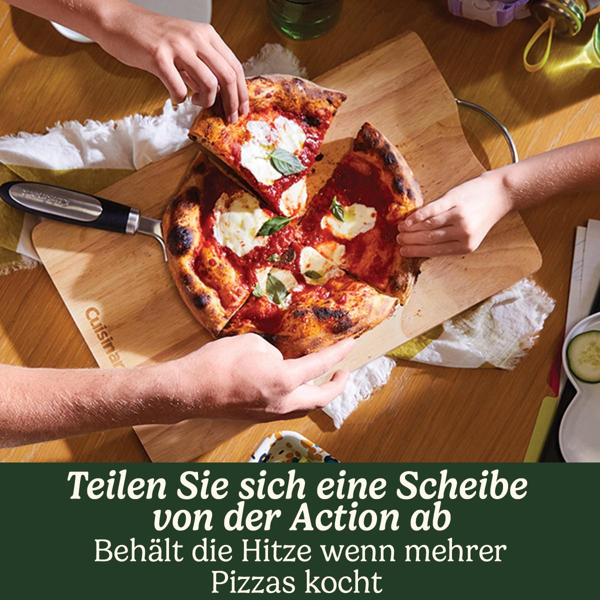 Hände teilen Pizzenstücke auf einem Holzbrett. Pizza hat Mozzarella, Tomatensauce und Basilikum.