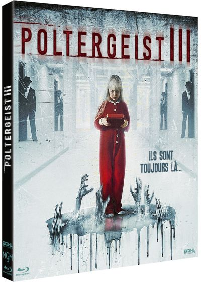 Poster van Poltergeist III. Een meisje in rode pyjama houdt een doos vast. Spookachtige handen stijgen van beneden op. Mannen in pakken op de achtergrond.