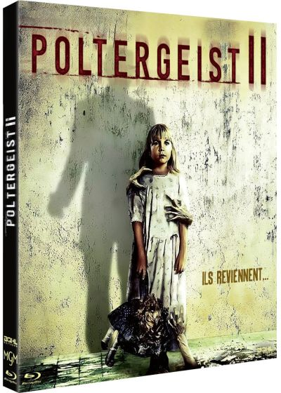 Couverture du DVD de Poltergeist II. Une fille en robe blanche, des mains tendues vers elle. Le titre est en rouge.