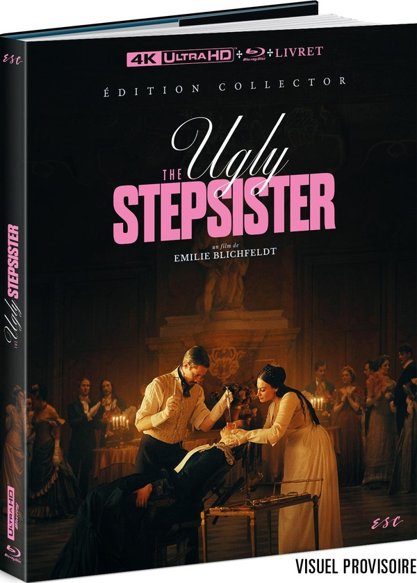 Couverture du film 'The Ugly Stepsister'. Des personnes en costumes d'époque entourent une scène chirurgicale avec une femme sur une table.