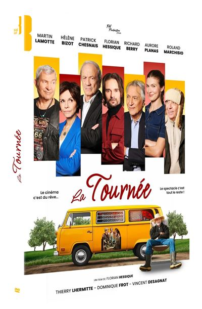 Filmposter. Gezichten van acteurs boven een gele busje. Titel: La Tournée. Man zit voor de bus.