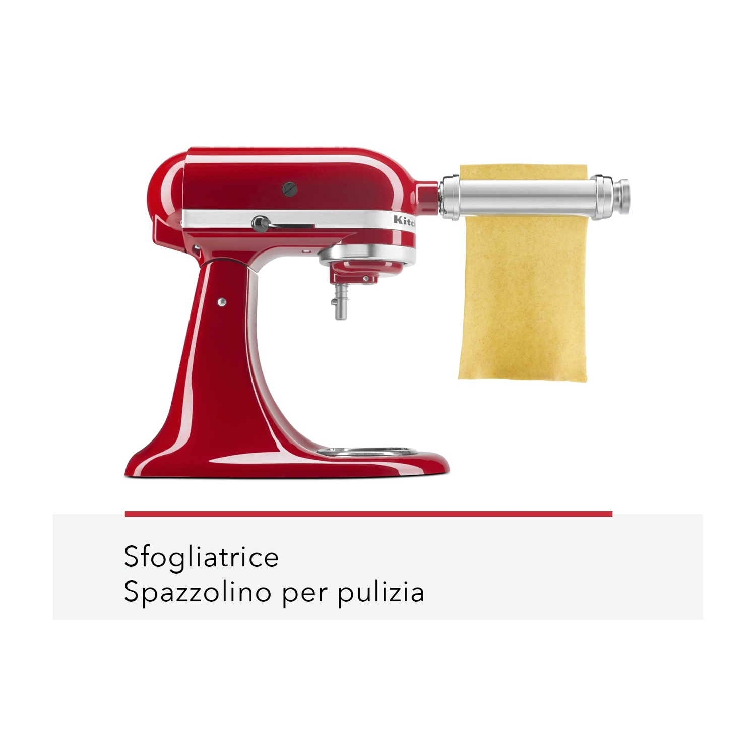 Un robot da cucina KitchenAid rosso con un accessorio per la sfogliatrice. Un foglio di pasta viene steso. Sfondo bianco.