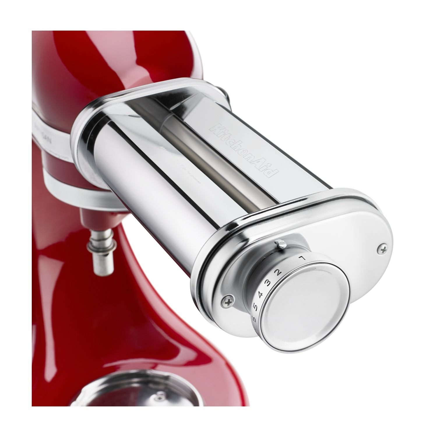 Un mixer KitchenAid rosso con un accessorio per la pasta. L'accessorio è argentato e ha il logo KitchenAid. È visibile un quadrante bianco.
