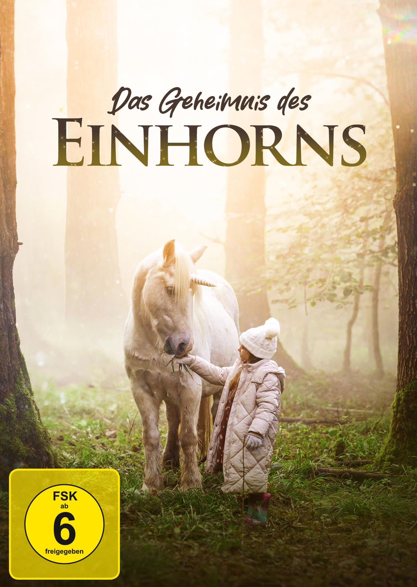 Ein Mädchen berührt ein weißes Einhorn in einem nebligen Wald. Der Filmtitel "Das Geheimnis des Einhorns" steht oben.