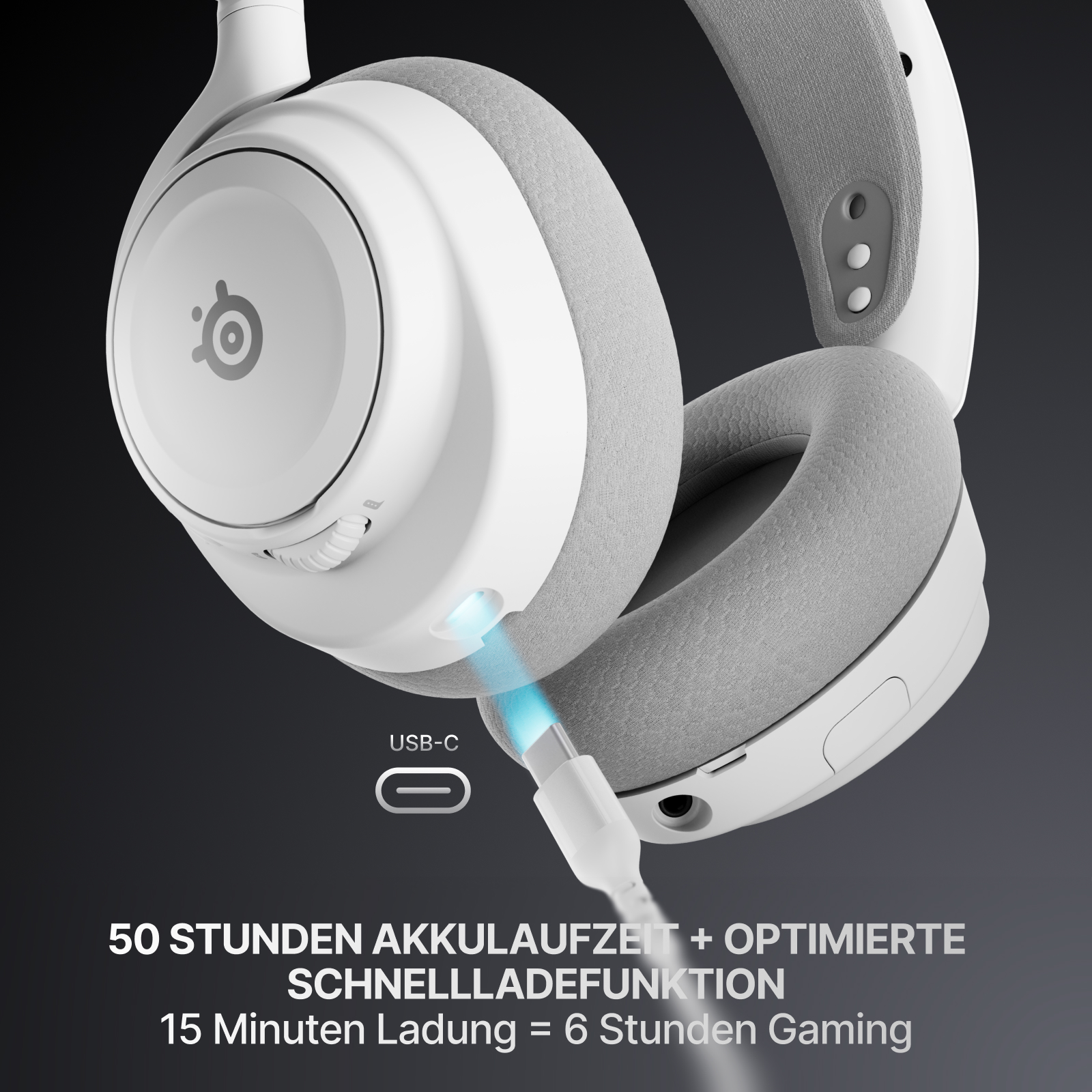 Weißes Gaming-Headset mit grauen Ohrpolstern und USB-C-Ladekabel. Text: 50h Akku, Schnellladung, 15 Min. Laden = 6h Gaming.