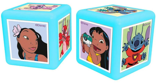 Dwie niebieskie kostki z postaciami Disneya. Lilo, Stitch i inne postacie są po bokach. Kostki znajdują się na białej powierzchni.