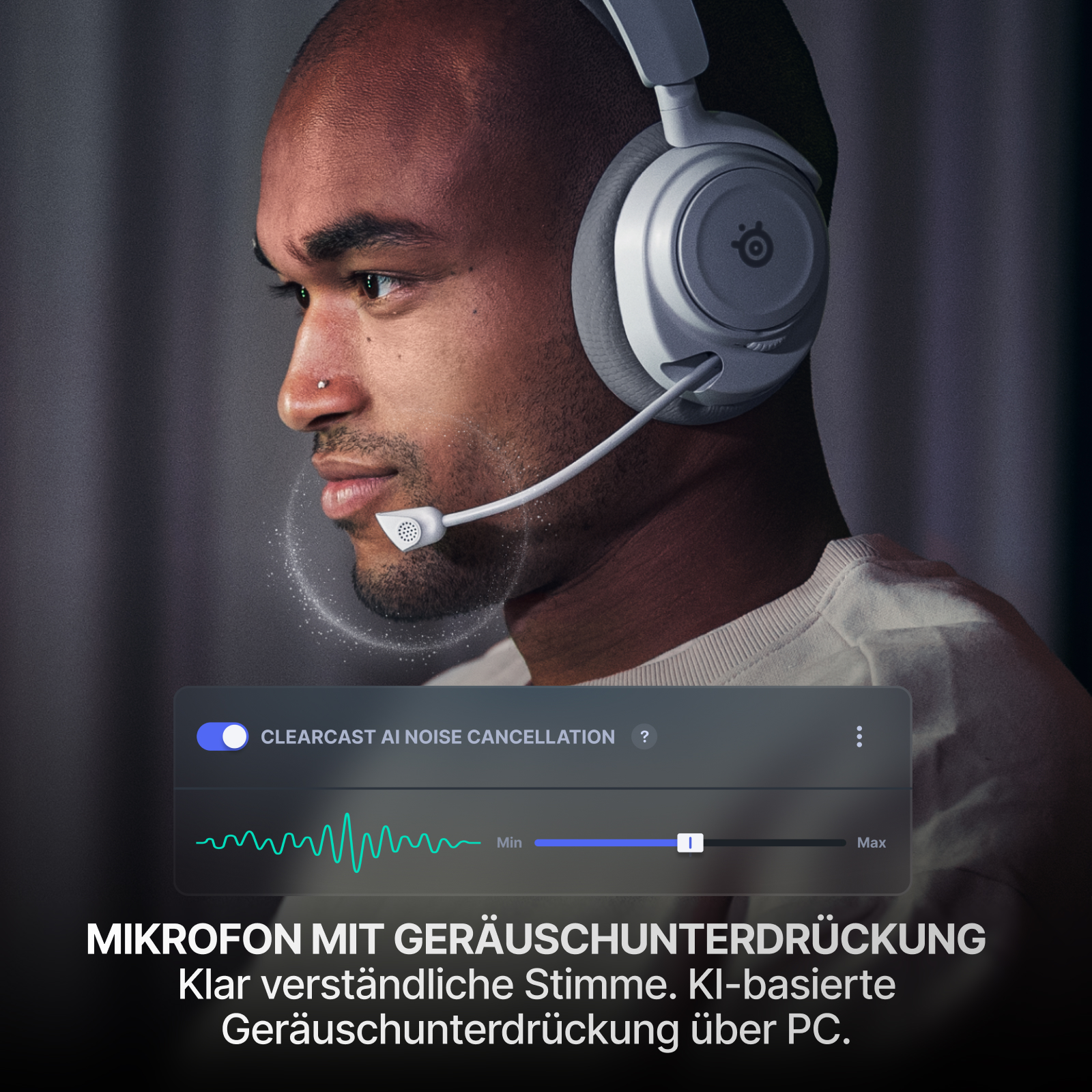 Ein Mann mit Headset und Mikrofon. Der Bildschirm zeigt Einstellungen zur Geräuschunterdrückung.