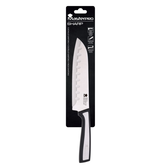 Egy fekete-ezüst nyelű Santoku kés egy fekete csomagoláson látható, 'MasterPRO SHARP' felirattal.