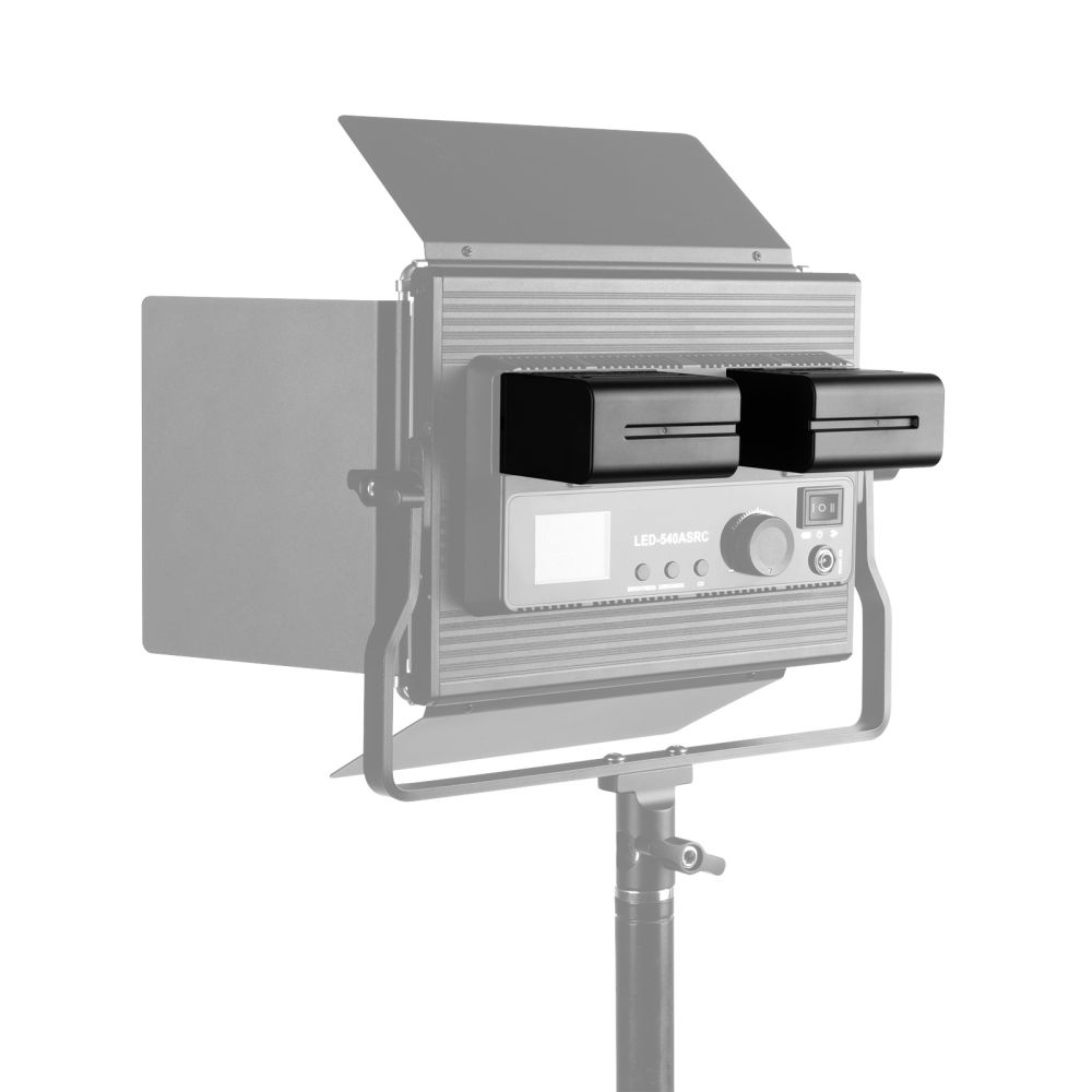 Un panneau LED noir avec deux emplacements pour batteries. Il possède des boutons de contrôle et un cadran. Le panneau est sur un pied.