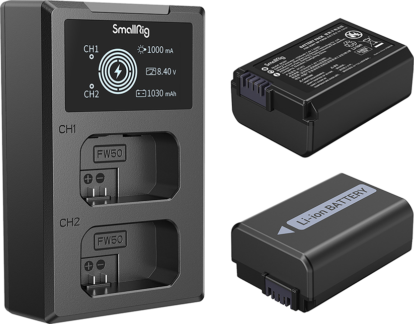 Un chargeur de batterie SmallRig noir avec deux emplacements et deux batteries noires. Le chargeur a un affichage numérique.