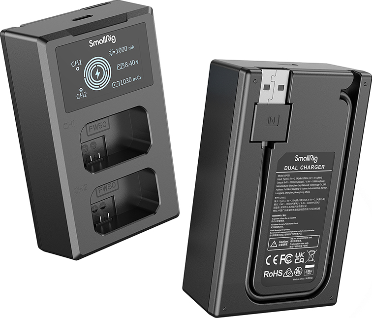 Un chargeur double SmallRig noir avec un écran affichant les informations de charge. Deux fentes pour batteries et un port USB.