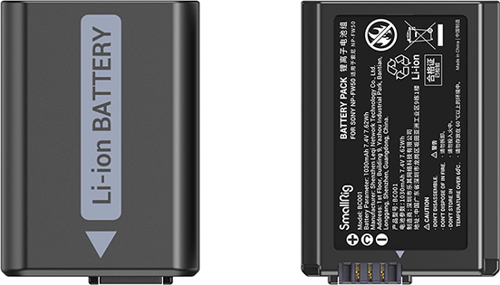 Deux batteries Li-ion noires. L'une affiche l'étiquette 'Li-ion Battery'. L'autre comporte des avertissements et des spécifications pour Sony NP-FW50.