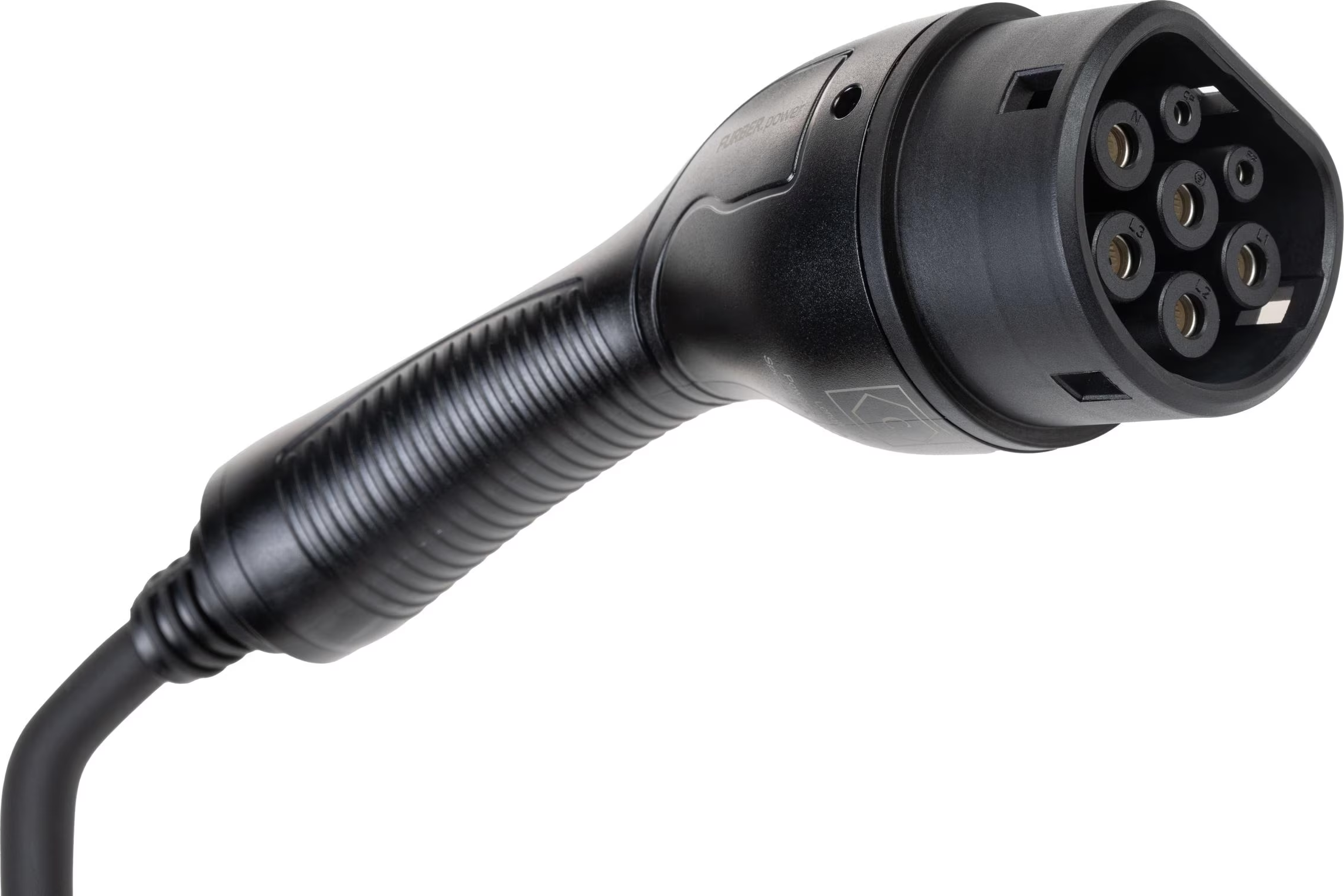 Ein schwarzer Stecker zum Aufladen von Elektrofahrzeugen. Der Stecker hat mehrere Stiftlöcher und einen geriffelten Griff. Der Hintergrund ist weiß.