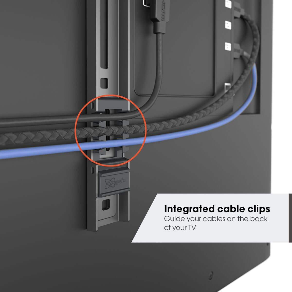 Zbliżenie tyłu telewizora z klipsami na kable. Czarne i niebieskie kable zabezpieczone wspornikiem. Tekst: Zintegrowane klipsy kablowe.