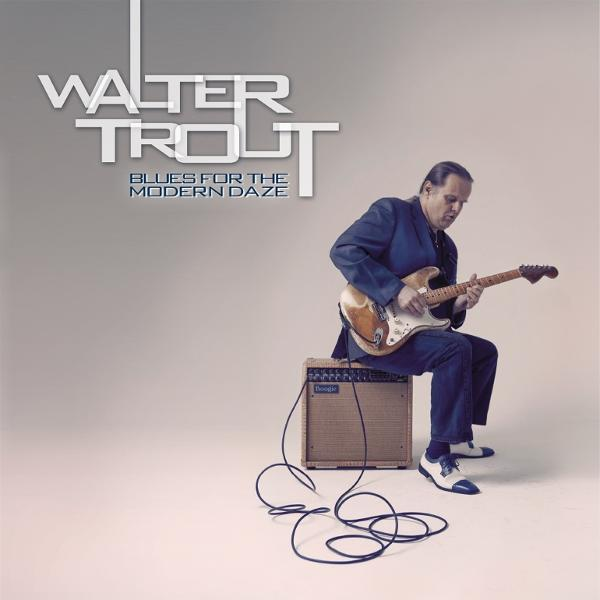 Walter Trout sitzt und spielt Gitarre auf einem Verstärker. Der Albumtitel lautet 'Blues for the Modern Daze'. Er trägt einen blauen Anzug.