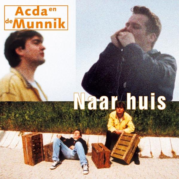 Albumcover. Drei Männer, einer spielt Mundharmonika, zwei schauen weg. Text: Acda en de Munnik und 'Naar huis'.