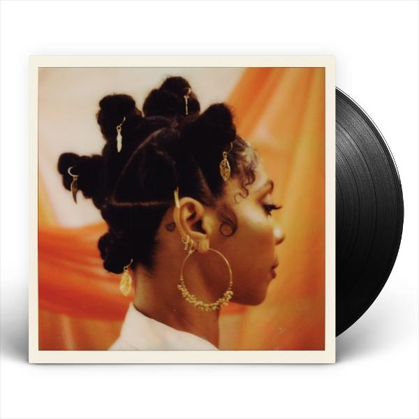 Albumcover mit Profil einer Frau. Sie hat dunkles Haar mit goldenen Accessoires. Neben dem Cover liegt eine schwarze Schallplatte.