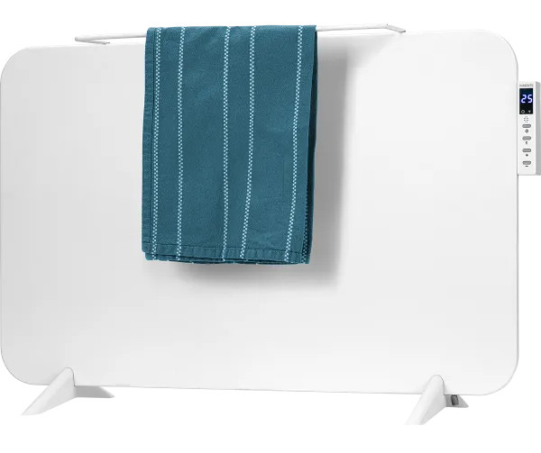 Biały grzejnik elektryczny z turkusowym ręcznikiem. Grzejnik ma cyfrowy wyświetlacz z napisem '25'.