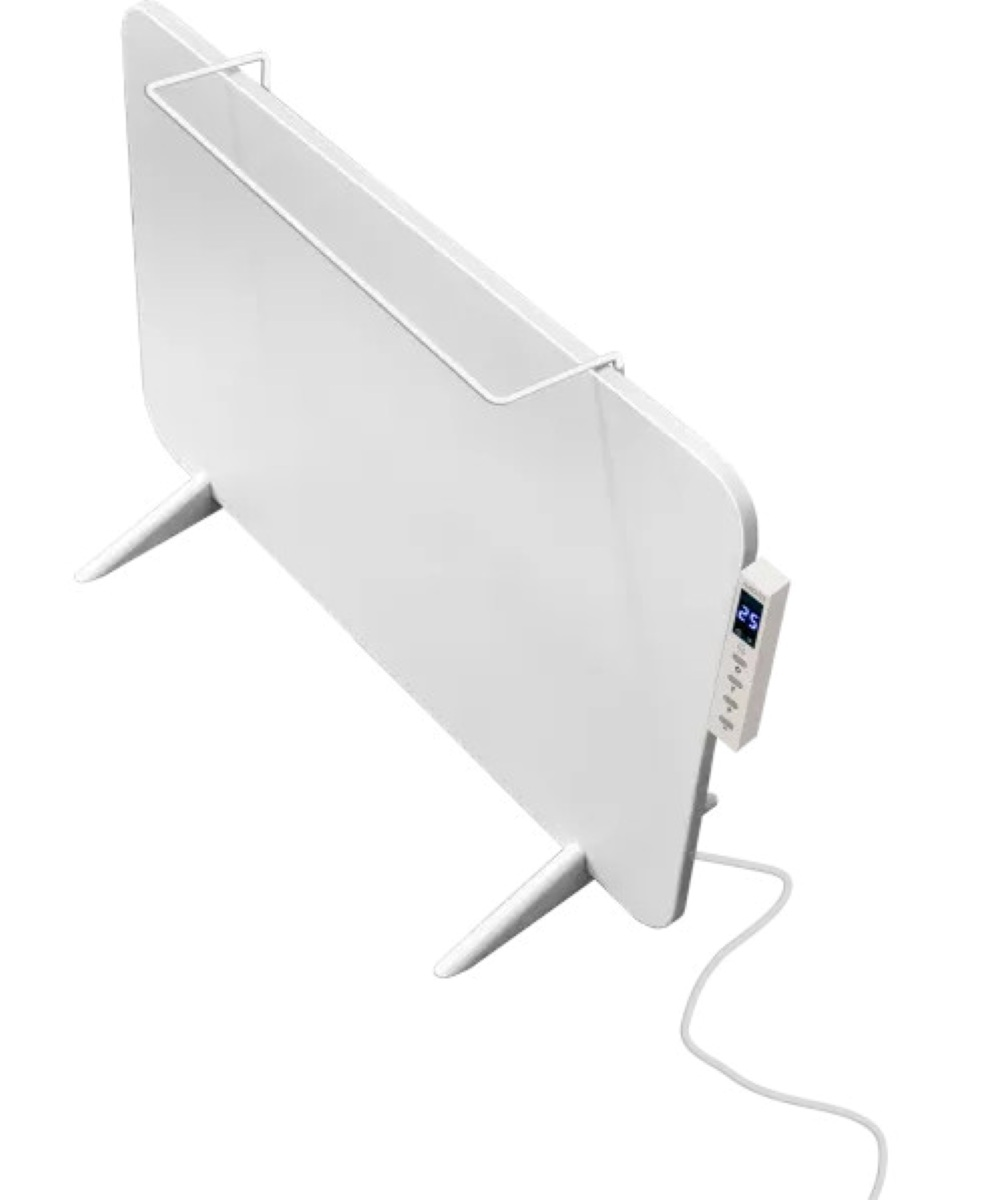 Biały grzejnik elektryczny stoi na dwóch nogach. Ma cyfrowy wyświetlacz i metalowy pręt. Kabel biegnie w dół.