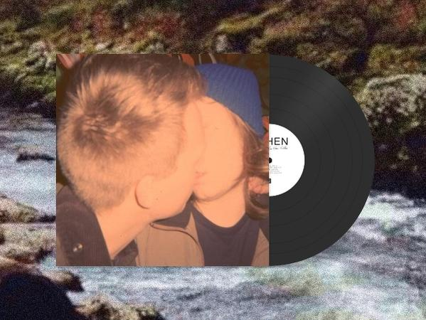 Zwei küssende Personen mit einer Schallplatte rechts. Der Hintergrund ist eine Flussszene mit einem verschwommenen Foto auf dem Albumcover.