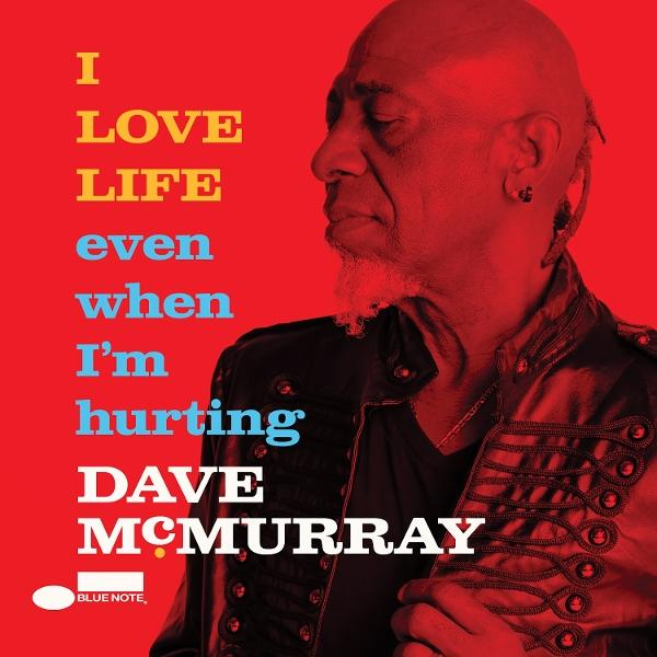 Albumcover. Ein Mann in einer schwarzen Jacke befindet sich auf der rechten Seite. Der Text lautet: I LOVE LIFE even when I'm hurting. Dave McMurray.