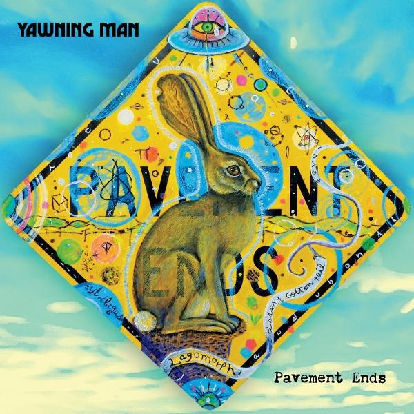 Kunstwerk: ein gelbes Diamantschild mit einem Hasen. Der Text lautet 'Pavement Ends'. Der Hintergrund ist blau mit 'Yawning Man' oben.