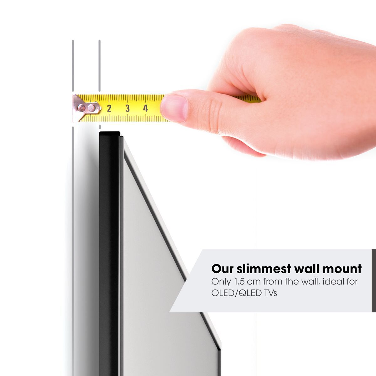 Ręka trzyma miarkę obok czarnego telewizora. Taśma pokazuje 2, 3 i 4 cm. Tekst mówi: 'najcieńszy uchwyt ścienny'.