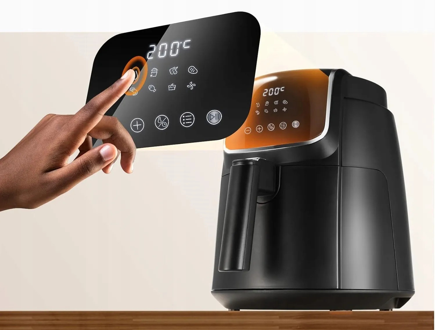 Dłoń dotyka cyfrowego wyświetlacza czarnej frytownicy. Wyświetlacz pokazuje temperaturę i opcje gotowania.