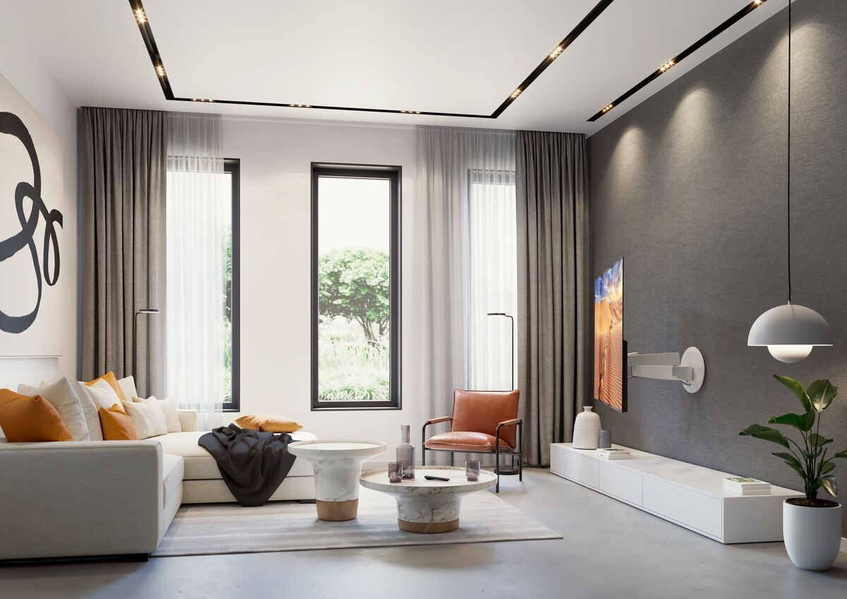 Salon z sofą, krzesłem, stolikami kawowymi i telewizorem. Okna z zasłonami, neutralne kolory i nowoczesny design.
