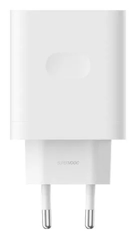 Biała ładowarka SuperVOOC z dwoma bolcami. Ładowarka ma prostokątny korpus z zaokrąglonym owalnym wklęśnięciem.