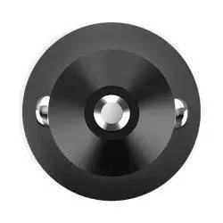 Widok z góry na czarny okrągły obiekt ze srebrnym środkiem i dwoma srebrnymi pokrętłami z boku.