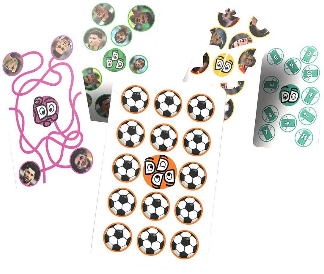 Karty z piłkami nożnymi, portretami graczy i grafiką związaną z grą. Obecne są różne kolory.