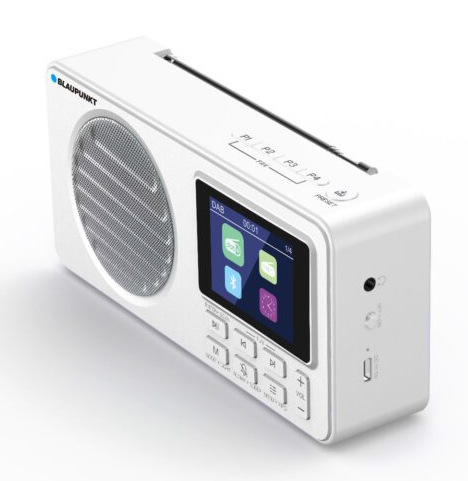 Białe radio Blaupunkt. Posiada ekran, przyciski, głośnik i antenę. Leży na białej powierzchni.