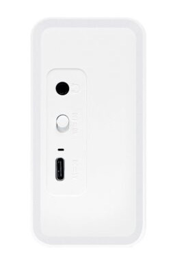 Tył białego, prostokątnego urządzenia. Zawiera czarny przycisk, mały przełącznik i port USB-C, wszystko na wklęsłym panelu.