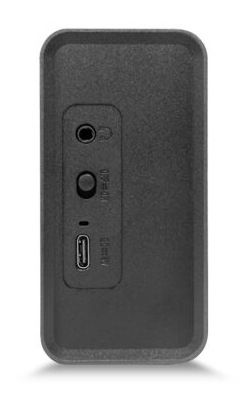 Czarne prostokątne urządzenie z zaokrąglonymi krawędziami. Posiada gniazdo słuchawkowe, przycisk zasilania i port USB. Białe tło.