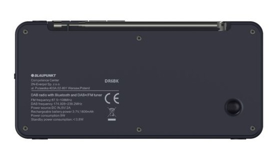 Tył czarnego radia Blaupunkt, model DR6BK. Zawiera tekst ze specyfikacjami, znak CE i przycisk zasilania.