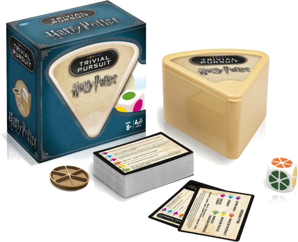 Zestaw gier Trivial Pursuit Harry Potter. Zawiera pudełko, pojemnik w kształcie sera, karty, kostkę i żetony. Kolory niebieski i beżowy.