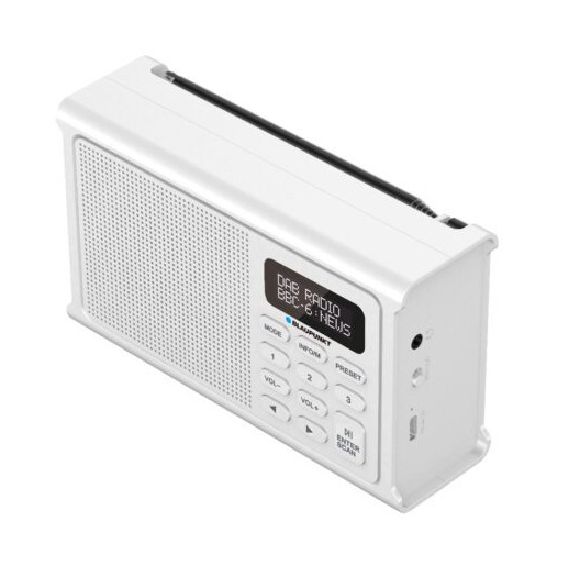 Białe radio DAB z czarną anteną. Ma przyciski i wyświetlacz z napisem 'DAB RADIO BBC-6: NEWS'. Marka to Blaupunkt.