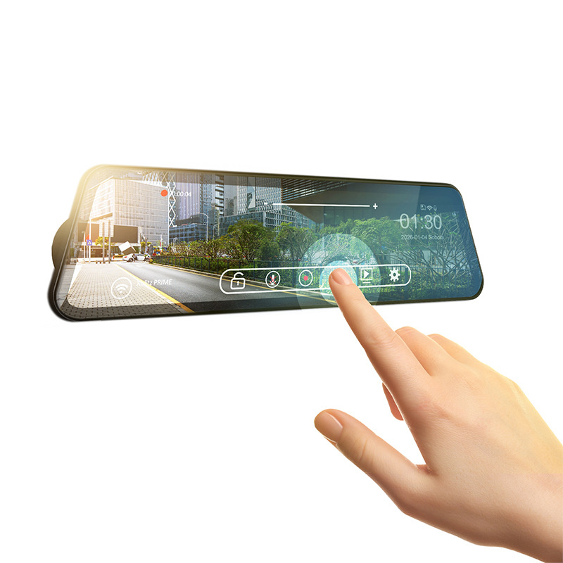 Dłoń dotyka ekranu pokazującego widok drogi z budynkami. Ekran pokazuje czas i różne ikony.