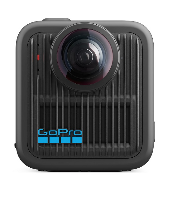 Czarna kamera GoPro z dużym obiektywem. Ma pionowe linie, czerwone światło i logo GoPro w kolorze niebieskim.