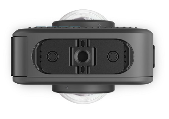 Czarna kamera 360 stopni na białym tle. Ma dwa wystające obiektywy i centralną sekcję z przyciskami oraz centralnym otworem.